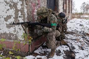 Soldiers of 57th Brigade practice assault skills in Kharkiv region